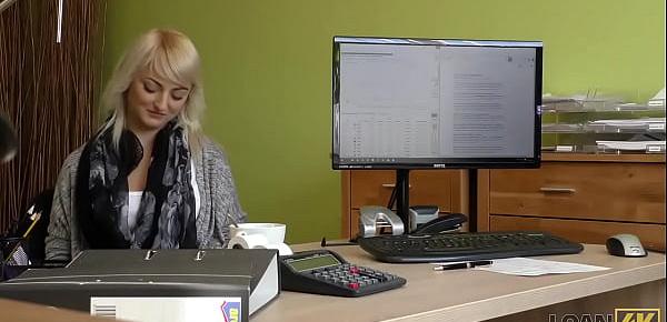 trendsLOAN4K. Chérie donne une poule mouillée pour le forage à un agent de prêt coquine